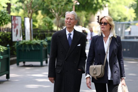 Jean-Claude Narcy et sa compagne Alice Bertheaume assistent à la cérémonie d'enterrement de Daniel Bilalian à l'église Saint-Pierre de Neuilly-sur-Seine, près de Paris, France, le 22 mai 2025. Photo par Raphael Lafargue/ABACAPRESS.COM