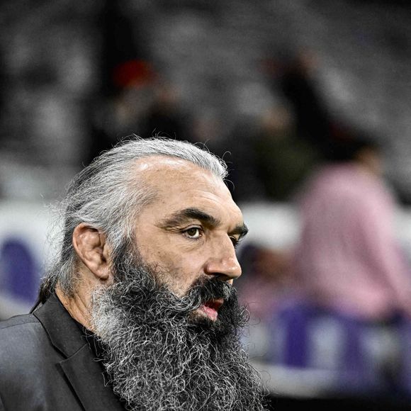 Les deux hommes ont ouvert ensemble le restaurant "Jo's Burger" au mois de janvier dans le premier arrondissement de Marseille.

Sebastien Chabal Canal+ - Célébrités lors du Championnat du Top14 entre Toulouse et Toulon (57-5) à Toulouse le 27 octobre 2024.  
Thierry Breton / Panoramic / Bestimage