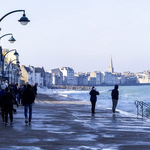 "J'aime beaucoup le Morbihan et aussi Saint-Malo, Dinard, Dinan… Je trouve cet endroit magnifique, je pourrais vraiment y vivre"

Saint Malo (35), 2 mars 2025 : Vagues sur la digue de la Plage du Sillon à marée haute (coefficient 111). Passants et touristes profitent du spectacle de la marée haute et des vagues qui s'écrasent sur la digue du front de mer, Plage du Sillon. Photo by Matarezo/ANDBZ/ABACAPRESS.COM