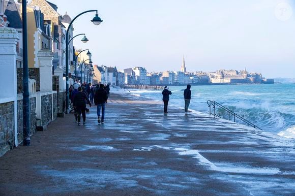 "J'aime beaucoup le Morbihan et aussi Saint-Malo, Dinard, Dinan… Je trouve cet endroit magnifique, je pourrais vraiment y vivre"

Saint Malo (35), 2 mars 2025 : Vagues sur la digue de la Plage du Sillon à marée haute (coefficient 111). Passants et touristes profitent du spectacle de la marée haute et des vagues qui s'écrasent sur la digue du front de mer, Plage du Sillon. Photo by Matarezo/ANDBZ/ABACAPRESS.COM