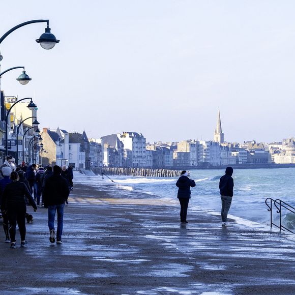 "J'aime beaucoup le Morbihan et aussi Saint-Malo, Dinard, Dinan… Je trouve cet endroit magnifique, je pourrais vraiment y vivre"

Saint Malo (35), 2 mars 2025 : Vagues sur la digue de la Plage du Sillon à marée haute (coefficient 111). Passants et touristes profitent du spectacle de la marée haute et des vagues qui s'écrasent sur la digue du front de mer, Plage du Sillon. Photo by Matarezo/ANDBZ/ABACAPRESS.COM