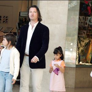 Info - Décès de Diego, fils cadet de la chanteuse Lio, immolé par le feu à l'âge de 21 ans. Son corps a été retrouvé ce week-end, à proximité de l’aéroport Roissy-Charles-de-Gaulle - "LIO" SON MARI JEAN-PIERRE ET SES TROIS FILLES "LEA" "GARANCE" ET "ESMERALDA" A PARIS