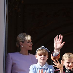 Le prince Albert II de Monaco, la princesse Charlene, le prince héréditaire Jacques et la princesse Gabriella - La famille princière de Monaco au balcon du palais, à l'occasion de la Fête Nationale de Monaco, le 19 novembre 2024. 

© Claudia Albuquerque / Bestimage