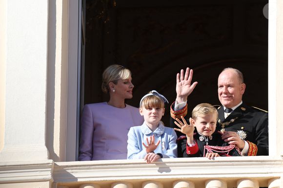 Le prince Albert II de Monaco, la princesse Charlene, le prince héréditaire Jacques et la princesse Gabriella - La famille princière de Monaco au balcon du palais, à l'occasion de la Fête Nationale de Monaco, le 19 novembre 2024. 

© Claudia Albuquerque / Bestimage