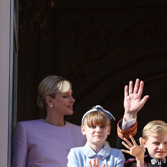 Le prince Albert II de Monaco, la princesse Charlene, le prince héréditaire Jacques et la princesse Gabriella - La famille princière de Monaco au balcon du palais, à l'occasion de la Fête Nationale de Monaco, le 19 novembre 2024. 

© Claudia Albuquerque / Bestimage