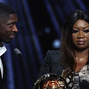 Le joueur français du Paris Saint-Germain Ousmane Dembele (G) et sa mère réagissent après avoir remporté le Ballon d'Or masculin lors de la cérémonie de remise du Ballon d'Or France Football 2025 au Théâtre du Chatelet à Paris, France, le 22 septembre 2025. Photo de Gao Jing/Xinhua/ABACAPRESS.COM