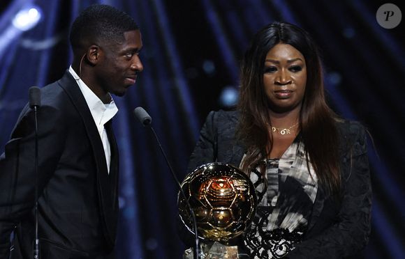 Le joueur français du Paris Saint-Germain Ousmane Dembele (G) et sa mère réagissent après avoir remporté le Ballon d'Or masculin lors de la cérémonie de remise du Ballon d'Or France Football 2025 au Théâtre du Chatelet à Paris, France, le 22 septembre 2025. Photo de Gao Jing/Xinhua/ABACAPRESS.COM