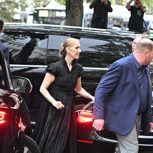 Céline Dion à la sortie de l'hôtel Royal Monceau à Paris avant l'ouverture des Jeux Olympiques (JO) de Paris 2024, à Paris, France, le 24 juillet 2024. (Agence/Bestimage).