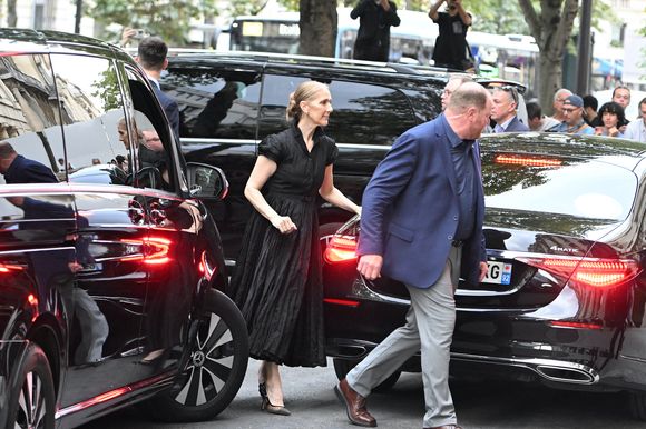 Céline Dion à la sortie de l'hôtel Royal Monceau à Paris avant l'ouverture des Jeux Olympiques (JO) de Paris 2024, à Paris, France, le 24 juillet 2024. (Agence/Bestimage).
