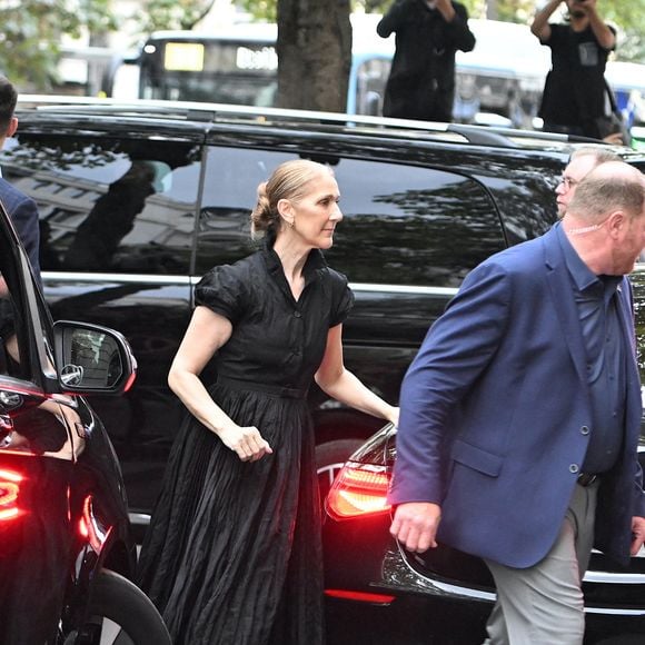 Céline Dion à la sortie de l'hôtel Royal Monceau à Paris avant l'ouverture des Jeux Olympiques (JO) de Paris 2024, à Paris, France, le 24 juillet 2024. (Agence/Bestimage).