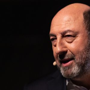 Kad Merad lors de l'enregistrement de l'émission "La chanson secrète N°14", présentée par Nikos Aliagas et diffusée le 26 décembre sur TF1, à Paris le 9 décembre 2025. © Jacovides-Moreau/Bestimage