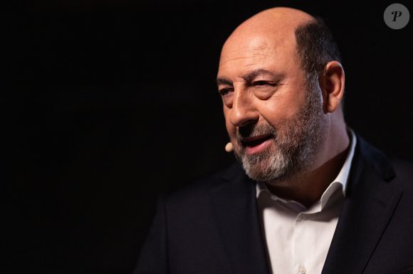 Kad Merad lors de l'enregistrement de l'émission "La chanson secrète N°14", présentée par Nikos Aliagas et diffusée le 26 décembre sur TF1, à Paris le 9 décembre 2025. © Jacovides-Moreau/Bestimage