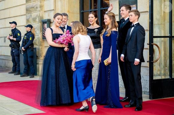 La famille royale assiste à un concert de the Old Stage au Royal Danish Theatre à Copenhague pour les 18 ans de la princesse Isabella de Danemark le 15 avril 2025


Pictured: King Frederik (Le roi Frederik de Danemark), Queen Mary (La reine Mary de Danemark), Princess Isabella (princesse Isabella de Danemark), Princess Josephine (La princesse Josephine de Danemark)