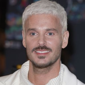 Le chanteur a proposé à Emma de venir sur quelques dates.

Matt Pokora au photocall de la 24ème édition des "NRJ Music Awards (NMA)" au Palais des Festivals à Cannes le 18 novembre 2022.

© Christophe Aubert via Bestimage