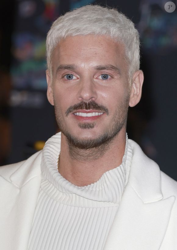 Le chanteur a proposé à Emma de venir sur quelques dates.

Matt Pokora au photocall de la 24ème édition des "NRJ Music Awards (NMA)" au Palais des Festivals à Cannes le 18 novembre 2022.

© Christophe Aubert via Bestimage