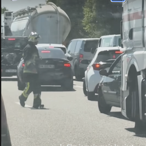 Un camion en feu, dégageant une épaisse fumée, a contraint de nombreux automobilistes, dont elle, à s'arrêter.