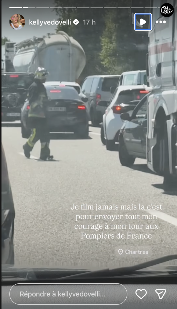Un camion en feu, dégageant une épaisse fumée, a contraint de nombreux automobilistes, dont elle, à s'arrêter.