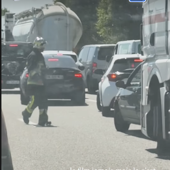 Un camion en feu, dégageant une épaisse fumée, a contraint de nombreux automobilistes, dont elle, à s'arrêter.