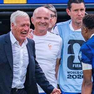 Un collectif plus soudé et uni que jamais.

Didier Deschamps, Kylian Mbappé et Guy Stéphan lors du match France-Suède, 16e de finale de la Coupe du monde 2026. 

© Bestimage