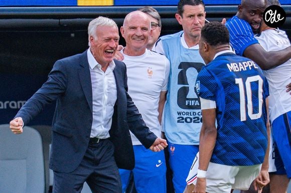 Un collectif plus soudé et uni que jamais.

Didier Deschamps, Kylian Mbappé et Guy Stéphan lors du match France-Suède, 16e de finale de la Coupe du monde 2026. 

© Bestimage