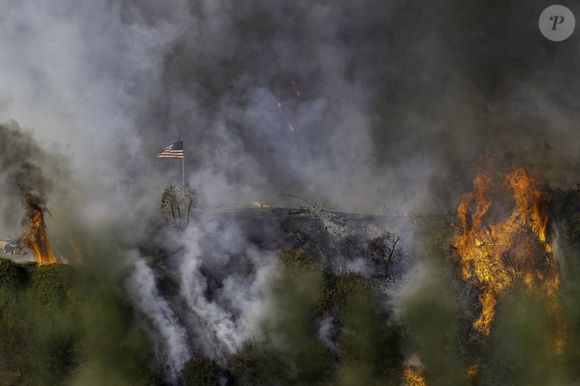 Un drapeau américain flotte au-dessus d'une section de Mandeville Canyon détruite par l'incendie de Palisades. Los Angeles, CA, États-Unis, le 11 janvier 2025. Photo par Mark Edward Harris/Zuma Press Wire/ABACAPRESS.COM