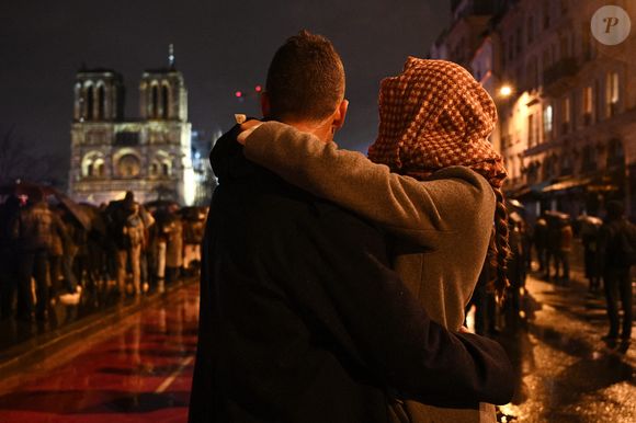 Des personnes se rassemblent devant la cathédrale Notre-Dame de Paris restaurée sous la pluie à Paris, France, le 7 décembre 2024. Cinq ans après avoir été dévastée par un incendie, la cathédrale Notre-Dame de Paris restaurée a officiellement rouvert ses portes samedi lors d'une grande cérémonie d'inauguration à laquelle ont assisté des dirigeants du monde entier, des croyants et des non-croyants. (Photo by Julien Mattia/Xinhua/ABACAPRESS.COM