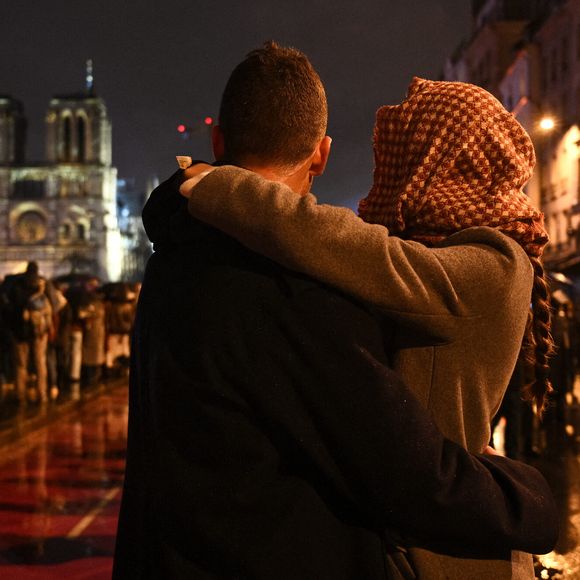 Des personnes se rassemblent devant la cathédrale Notre-Dame de Paris restaurée sous la pluie à Paris, France, le 7 décembre 2024. Cinq ans après avoir été dévastée par un incendie, la cathédrale Notre-Dame de Paris restaurée a officiellement rouvert ses portes samedi lors d'une grande cérémonie d'inauguration à laquelle ont assisté des dirigeants du monde entier, des croyants et des non-croyants. (Photo by Julien Mattia/Xinhua/ABACAPRESS.COM