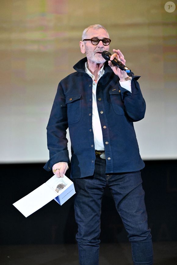 Il était venu au festival Cinéroman de Nice début octobre 2025


Tchéky Karyo, Prix Génius remis pas Daniel Benoin, le co-organisateur du Festival
Soirée de clotûre et palmarés de la 7e édition du festival Cineroman à Nice le 4 Octobre 2025© Bebert-Jacovides/Bestimage