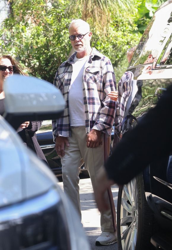 EXCLUSIF Los Angeles, CA Eric Dane est vu aidé par deux femmes alors qu'il se dirige vers une voiture qui l'attend à l'extérieur de sa résidence le 16/09/2025

Photo : Backgrid USA / Bestimage