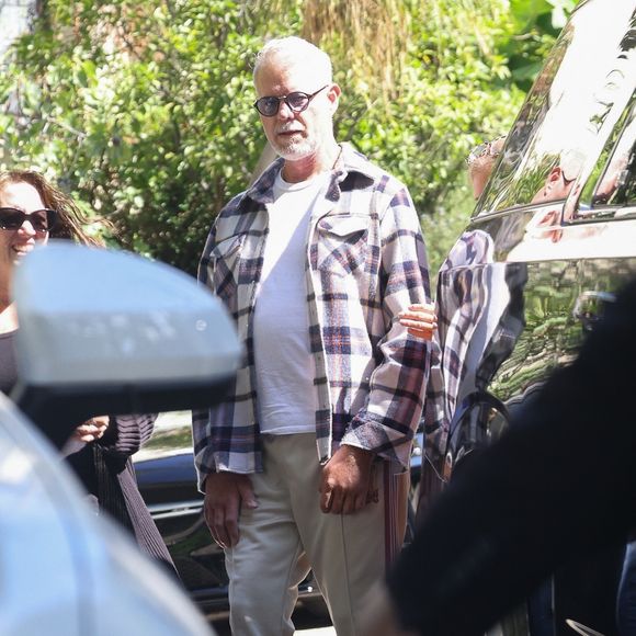 EXCLUSIF Los Angeles, CA Eric Dane est vu aidé par deux femmes alors qu'il se dirige vers une voiture qui l'attend à l'extérieur de sa résidence le 16/09/2025

Photo : Backgrid USA / Bestimage