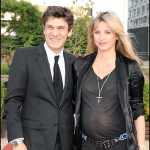 À 53 ans, l'ex-femme de Marc Lavoine n’a plus rien à prouver. À la tête de "Maison Sarah Lavoine" depuis 20 ans, elle signe ici son projet le plus personnel : une demeure bâtie de toutes pièces pour ses proches.

Exclusif - Marc Lavoine et sa femme Sarah - Anniversaire de Johnny Hallyday pour ses 67 ans sur le "paquebot" des yachts de Paris.  

©BestImage