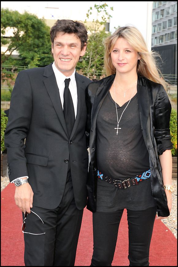 À 53 ans, l'ex-femme de Marc Lavoine n’a plus rien à prouver. À la tête de "Maison Sarah Lavoine" depuis 20 ans, elle signe ici son projet le plus personnel : une demeure bâtie de toutes pièces pour ses proches.

Exclusif - Marc Lavoine et sa femme Sarah - Anniversaire de Johnny Hallyday pour ses 67 ans sur le "paquebot" des yachts de Paris.  

©BestImage