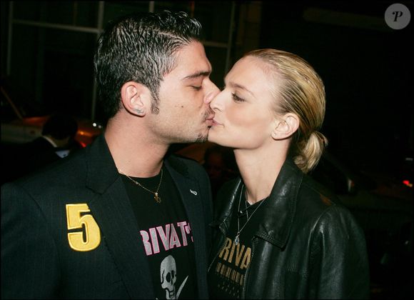 Sarah Marshall et Alexandre Anthony lors de la soirée d’anniversaire de Paul-Loup Sulitzer aux Bains, à Paris, le 22 octobre 2004.
Paris, France.
Agence / Bestimage
