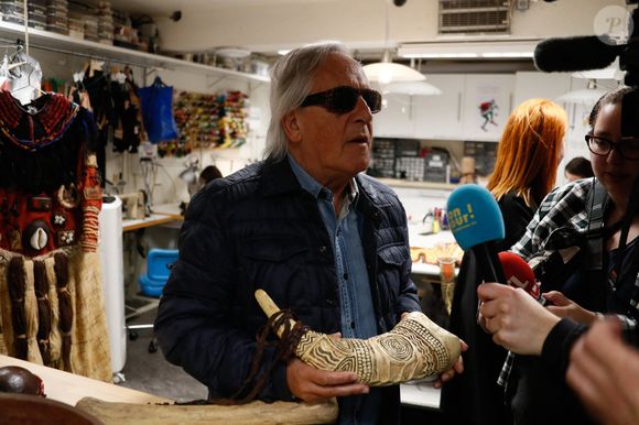 Fan de ce dessin animé, le chanteur de 73 ans a pu toucher et ressentir les différents accessoires du show sous l'oeil bienveillant de sa femme dont il est toujours si amoureux. 

Exclusif - Gilbert Montagné - Gilbert Montagné assite à une représentation spéciale du spectacle "Le Roi Lion" audiodécrite à destination des malvoyants au théâtre Mogador à Paris, France, le 07 juin 2025. © Christophe Clovis / Bestimage
