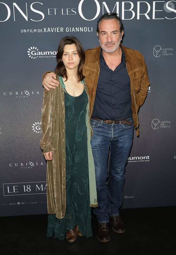 Nastya Golubeva et Jean Dujardin - Avant-première du film "Les rayons et les ombres au cinéma Pathé Wepler à Paris le 17 mars 2026. 

© Coadic Guirec/Bestimage