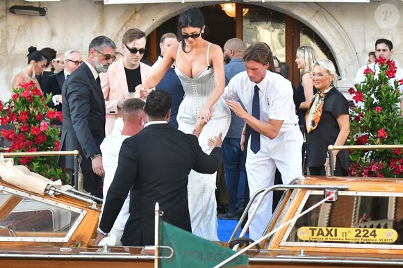 Kendall Jenner et Kylie Jenner lors du mariage de Jeff Bezos et Lauren Sanchez à Venise le 27 juin 2025. Backgrid UK / Bestimage
