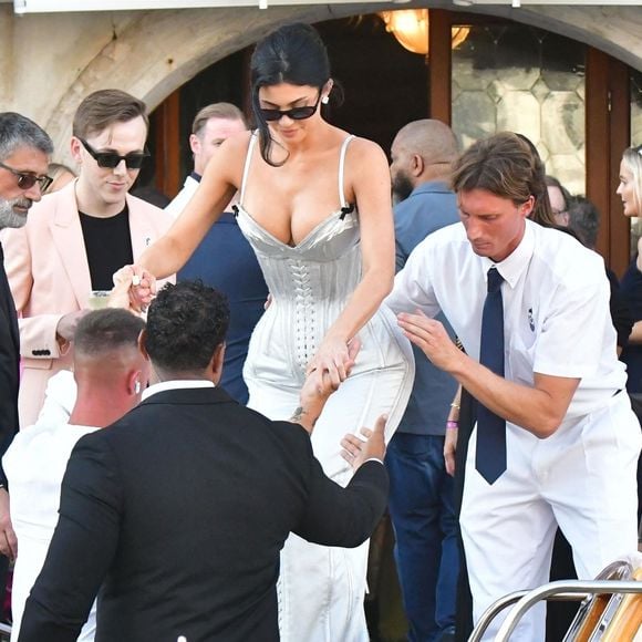 Kendall Jenner et Kylie Jenner lors du mariage de Jeff Bezos et Lauren Sanchez à Venise le 27 juin 2025. Backgrid UK / Bestimage