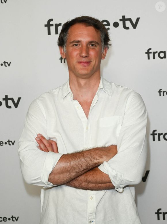 Il va y hériter du programme "Radio Gaga" qu'il produit également.

Raphaël de Casabianca au photocall pour la conférence de presse de rentrée de France TV à la Grande Halle de la Villette à Paris, France, le 6 juillet 2022. © Coadic Guirec/Bestimage