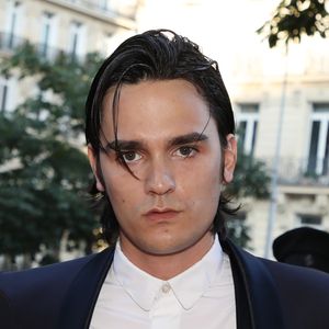 Selon lui, les enjeux financiers sont importants, avec une succession qu’il estime à environ 25 millions d’euros. 

Alain-Fabien Delon aux arrivées de la 10ème édition du "Global Gift Gala" à l'hôtel Four Seasons George V à Paris, le 3 juin 2019.
© Denis Guignebourg/Bestimage