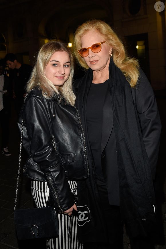Sylvie Vartan avec sa fille Darina Scotti-Vartan à la générale de la pièce "La Vraie Vie" au théâtre Edouard 7 à Paris, le 18 septembre 2017.

© Guirec Coadic/Bestimage