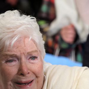 Line Renaud - Line Renaud, 97 ans, a inauguré un jardin public qui porte son nom, à Lille, France, le mercredi 17 décembre 2025.

© Claude Dubourg/Bestimage