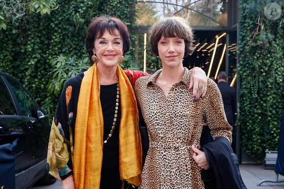 Anny Duperey et sa fille Sara Giraudeau à l'enregistrement de l'émission "Vivement Dimanche" présentée par M. Drucker et qui sera diffusée le 15 octobre 2023 sur France 3, au studio Gabriel à Paris, France, le 3 octobre 2023. © Christophe Clovis/Bestimage