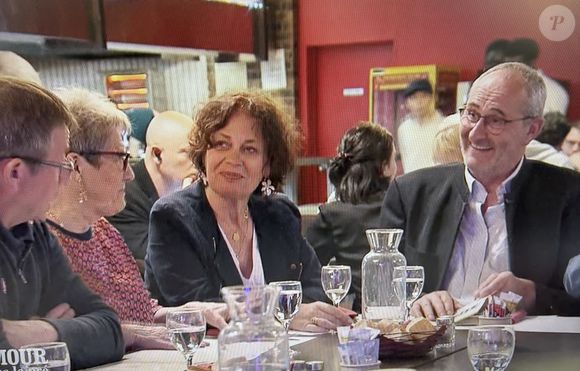 Sûr de lui, Gilles sait désormais ce qu'il lui reste à faire : annoncer la nouvelle à Pascaline. Chose qu'il a fait au petit matin, provoquant alors le départ de la prétendante dans la foulée.

Gilles dans "L'amour est dans le pré" avec ses prétendantes Pascaline et Isabelle