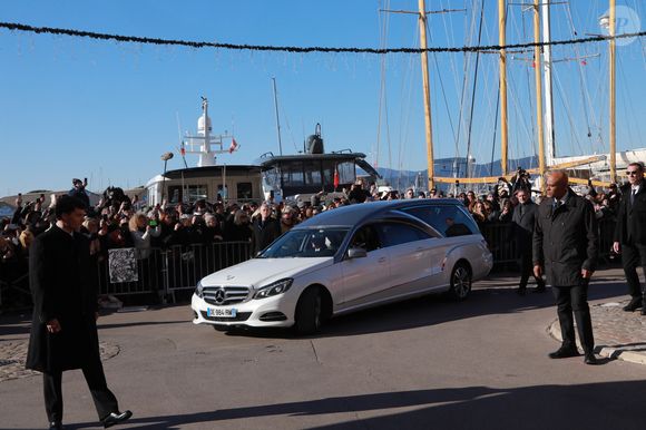 Le convoi funéraire de Brigitte Bardot se dirige vers le cimetière marin de Saint-Tropez où elle sera inhumée dans le caveau familial, le 7 janvier 2026. Brigitte Bardot, figure emblématique du cinéma français et icône internationale, est décédée le 28 décembre 2025 à l'âge de 91 ans dans sa mythique propriété de La Madrague, à Saint-Tropez (France). Révélée au monde entier par son rôle dans "Et Dieu... créa la femme", elle avait contribué à faire de Saint-Tropez un lieu mondialement connu. L'actrice sera inhumée le 7 janvier 2026 au cimetière marin de Saint-Tropez, aux côtés de son père Louis Bardot (1896-1975) et de sa mère Anne-Marie Mucel (1912-1978). Une cérémonie religieuse s'est tenue auparavant dans l'église de Saint-Tropez, où proches, personnalités et anonymes ont pu lui rendre un dernier hommage.