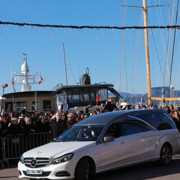 Le convoi funéraire de Brigitte Bardot se dirige vers le cimetière marin de Saint-Tropez où elle sera inhumée dans le caveau familial, le 7 janvier 2026. Brigitte Bardot, figure emblématique du cinéma français et icône internationale, est décédée le 28 décembre 2025 à l'âge de 91 ans dans sa mythique propriété de La Madrague, à Saint-Tropez (France). Révélée au monde entier par son rôle dans "Et Dieu... créa la femme", elle avait contribué à faire de Saint-Tropez un lieu mondialement connu. L'actrice sera inhumée le 7 janvier 2026 au cimetière marin de Saint-Tropez, aux côtés de son père Louis Bardot (1896-1975) et de sa mère Anne-Marie Mucel (1912-1978). Une cérémonie religieuse s'est tenue auparavant dans l'église de Saint-Tropez, où proches, personnalités et anonymes ont pu lui rendre un dernier hommage.