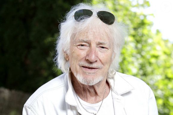 Hugues Aufray posant lors d'une séance de portrait à Paris, France, août 2022. Photo par VIM/ABACAPRESS.COM