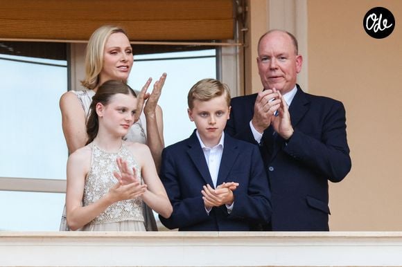 Le prince Albert II de Monaco, la princesse Charlène de Monaco, le prince héréditaire Jacques de Monaco, marquis des Baux, la princesse Gabriella de Monaco, comtesse de Carladès au balcon du Palais princier lors de la célébration de la fête de la Saint Jean sur la Place du Palais princier de Monaco, le 23 juin 2026. La Saint Jean est à l'origine une fête païenne puis chrétienne. Pour les païens, c'était une fête qui célébrait les moissons. Une fois christianisée, cette fête est devenue celle du solstice d'été et donc la fête de la lumière. © Claudia Albuquerque/Bestimage