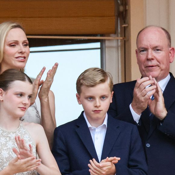 Le prince Albert II de Monaco, la princesse Charlène de Monaco, le prince héréditaire Jacques de Monaco, marquis des Baux, la princesse Gabriella de Monaco, comtesse de Carladès au balcon du Palais princier lors de la célébration de la fête de la Saint Jean sur la Place du Palais princier de Monaco, le 23 juin 2026. La Saint Jean est à l'origine une fête païenne puis chrétienne. Pour les païens, c'était une fête qui célébrait les moissons. Une fois christianisée, cette fête est devenue celle du solstice d'été et donc la fête de la lumière. © Claudia Albuquerque/Bestimage