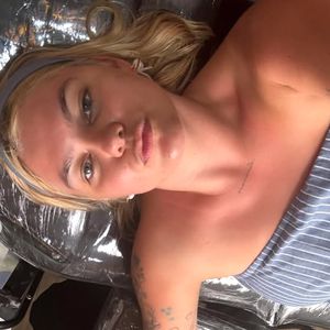 Une destination idéale pour se ressourcer loin de regards indiscrets et de la morosité de l'Hexagone ! Et là-bas, Louane s'est également offert un nouveau tatouage...

Louane immortalisée sur Instagram depuis Bali (Capture d'écran Instagram - 2025)