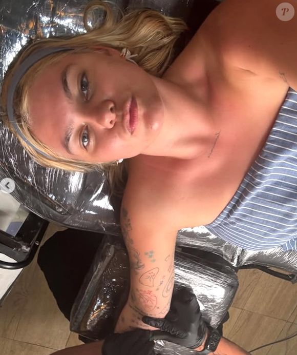 Une destination idéale pour se ressourcer loin de regards indiscrets et de la morosité de l'Hexagone ! Et là-bas, Louane s'est également offert un nouveau tatouage...

Louane immortalisée sur Instagram depuis Bali (Capture d'écran Instagram - 2025)